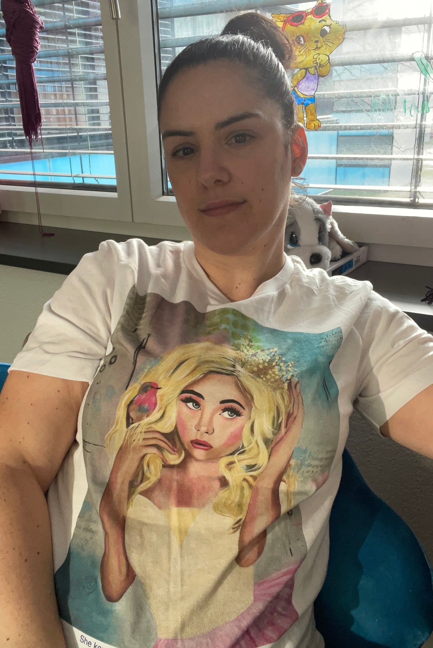 T-Shirt in weiss "She kept her crown"