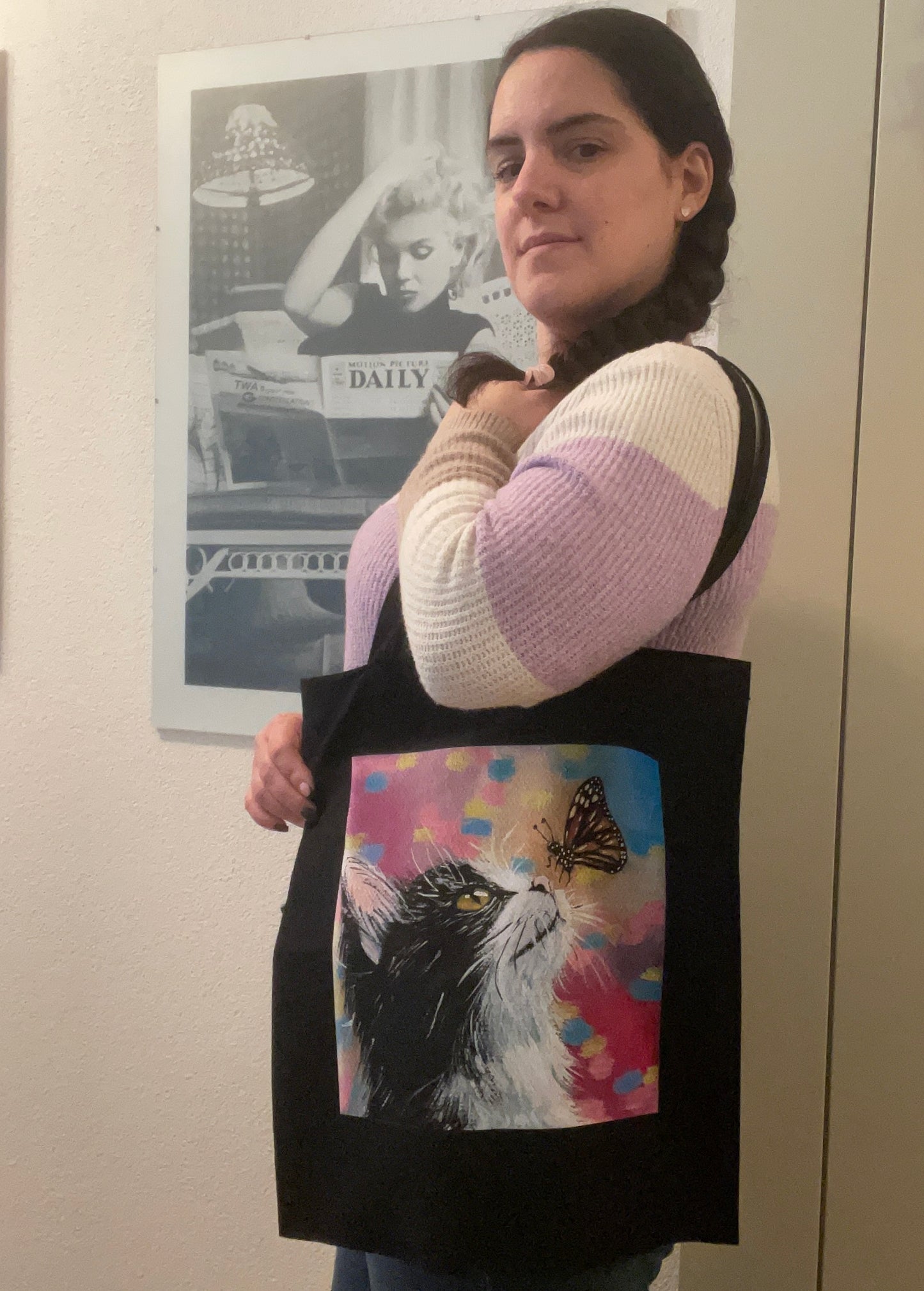 Premium-Tragetasche "A Cat's Delicate Encounter"